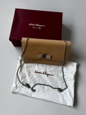💛 Salvatore Ferragamo Beige Leather Vara Bow Chain Wallet Clutch Crossbody